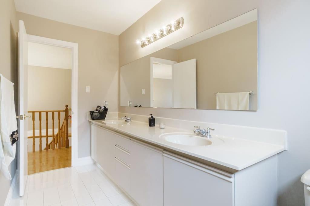 Beautiful Home 4 Bed, 3 Bath, Garage, Backyard! Mississauga Exterior foto