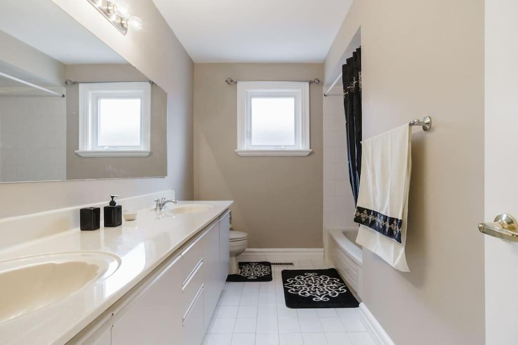 Beautiful Home 4 Bed, 3 Bath, Garage, Backyard! Mississauga Exterior foto